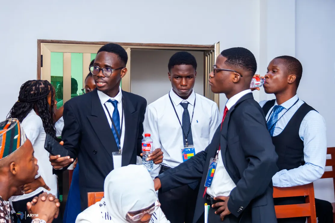 Jeunes professionnels confiants échangeant lors d'un événement Morgan Training