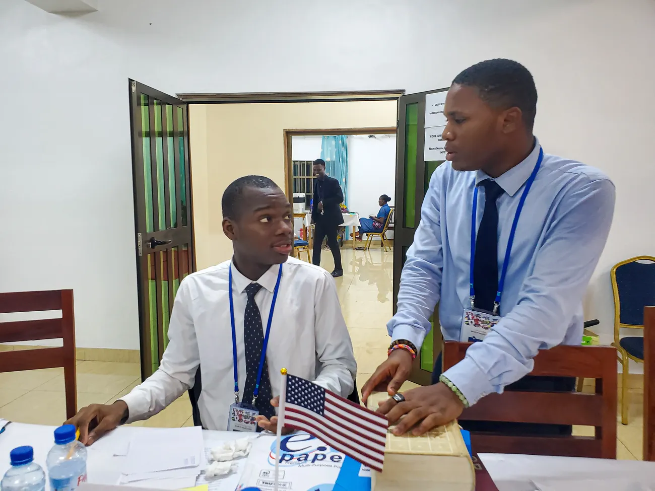 Deux jeunes diplomates en pleine concertation lors d'une conférence Morgan Training