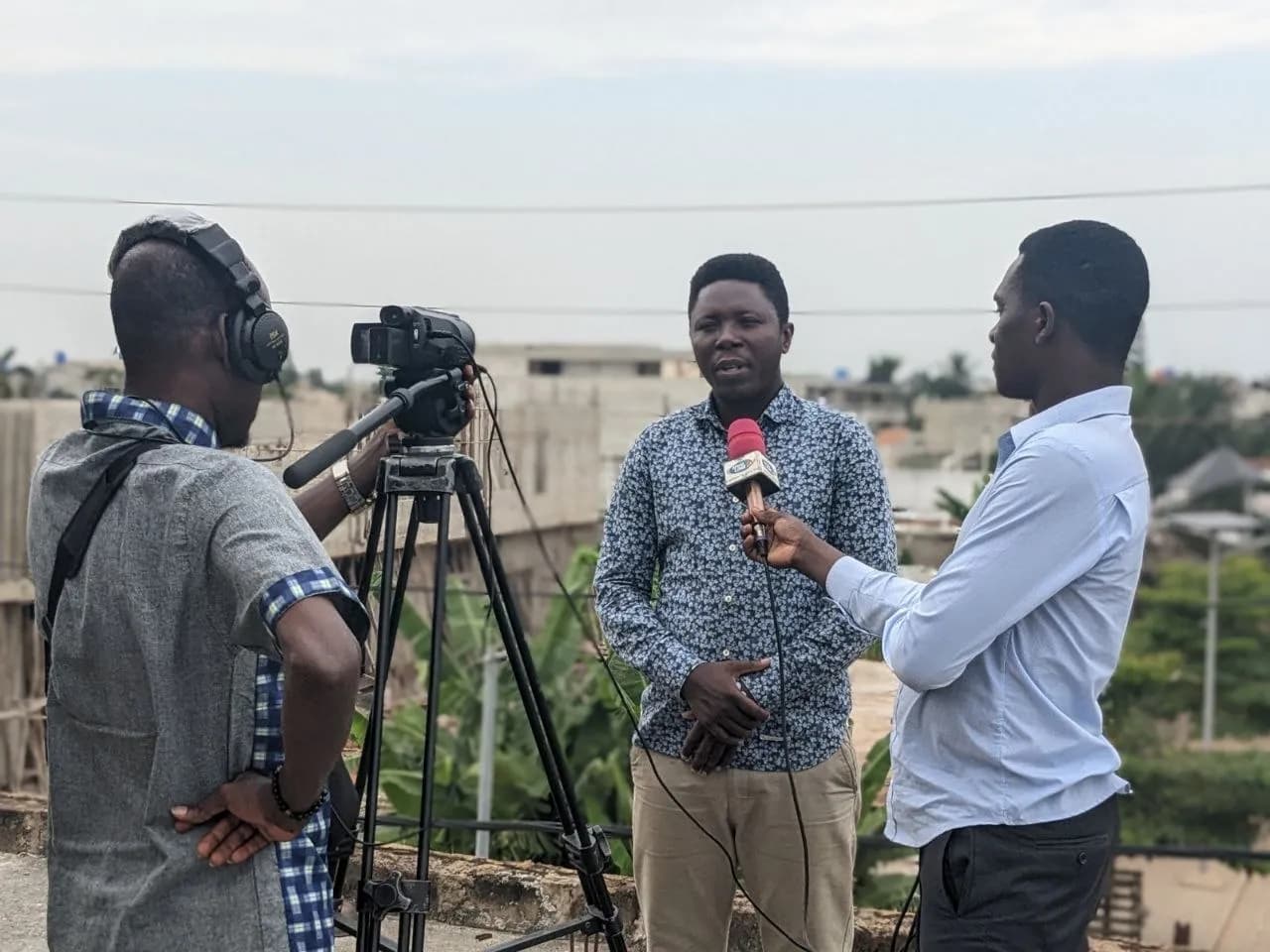 Morgan Assogba Metondji interviewé face caméra lors d'un tournage télévisé
