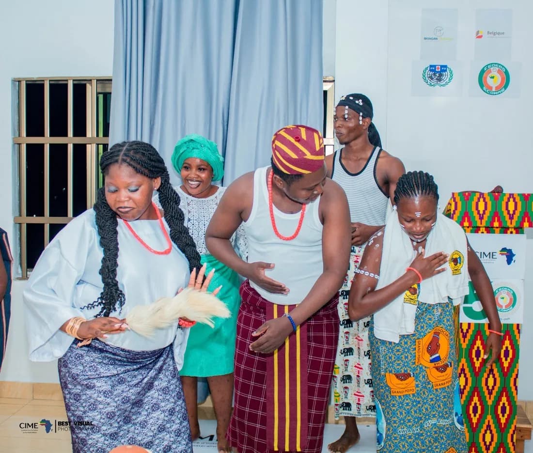Danse culturelle des participants devant les logos Morgan Training et CEDEAO